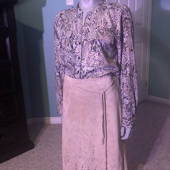 Danier Leather cream suede A line skirt with scalloped hem and cutout pattern - Picture 5 of 9